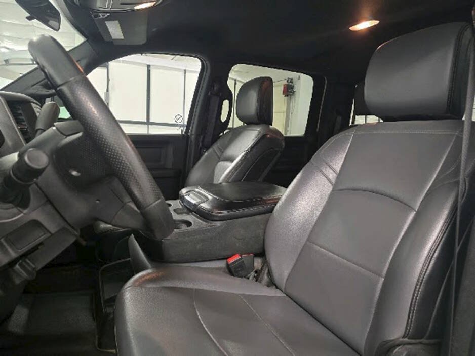 Used 2024 RAM 2500 Tradesman w/ Chrome Appearance Group AWD/4WD image 11