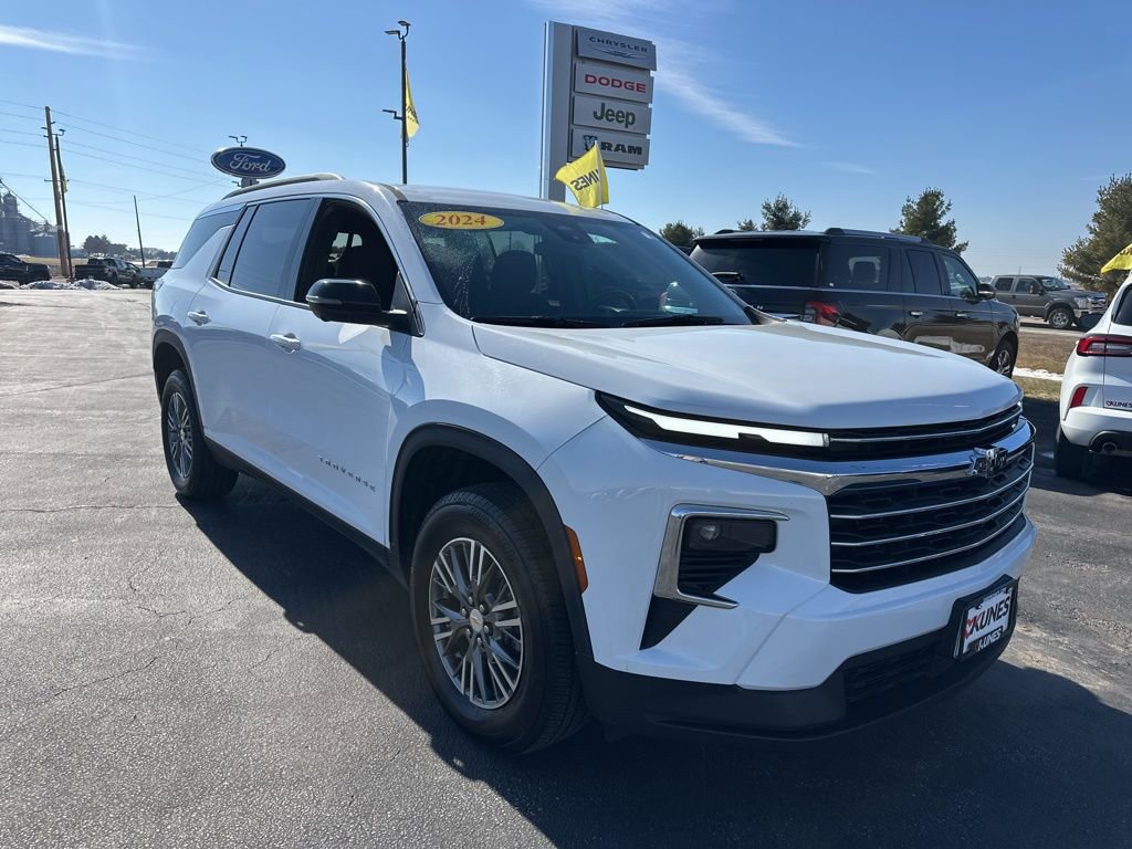 Used 2024 Chevrolet Traverse LT image 2