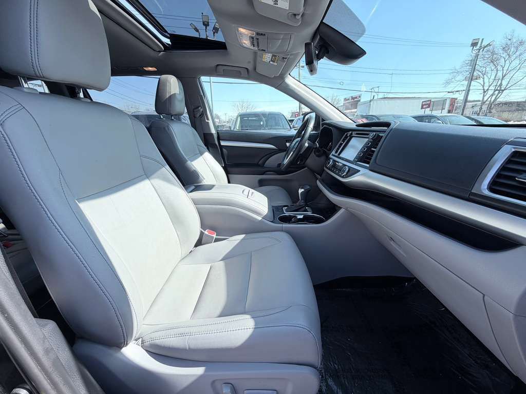 Used 2019 Toyota Highlander XLE AWD/4WD image 32