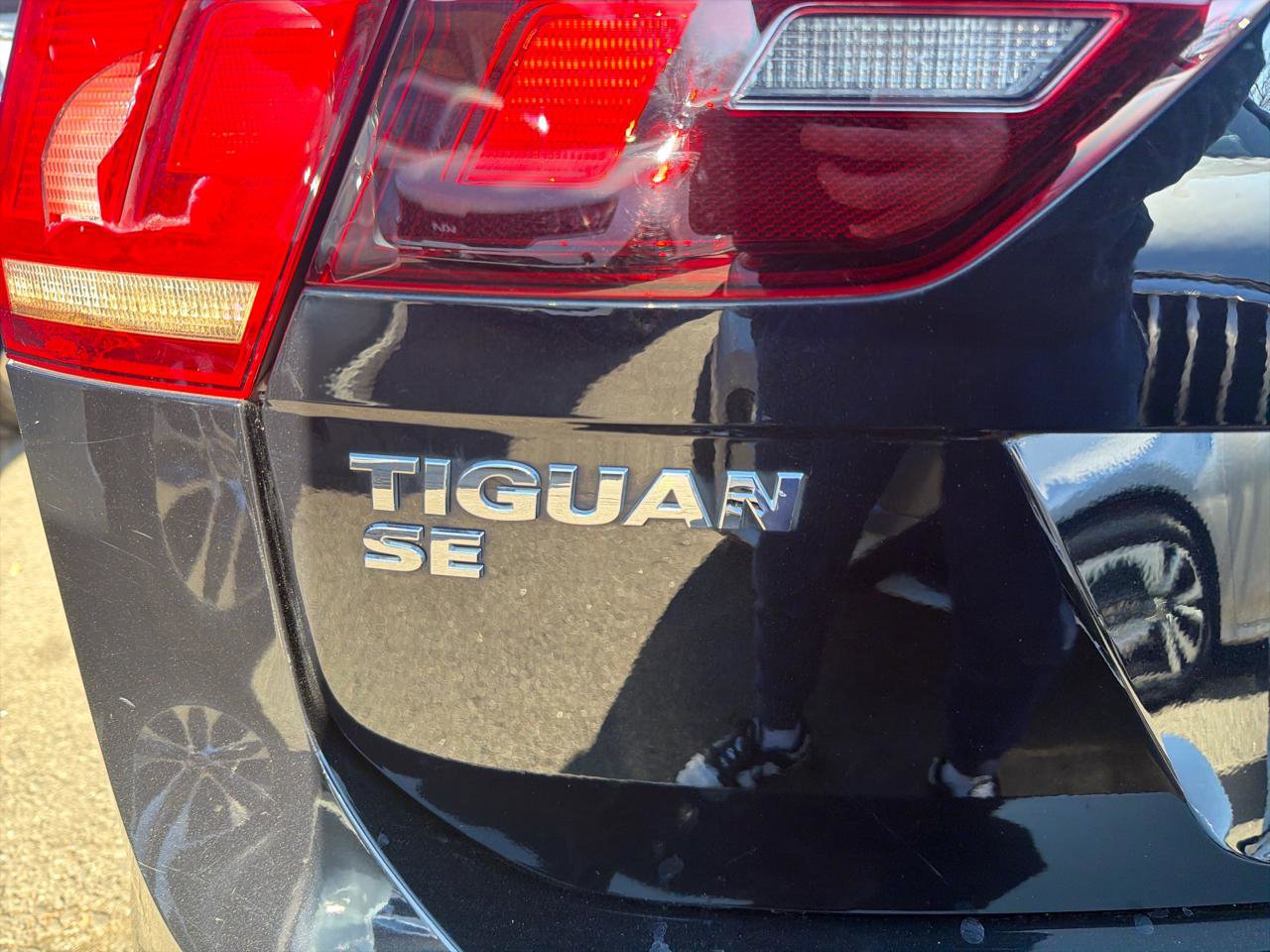 Used 2021 Volkswagen Tiguan SE w/ Panoramic Sunroof Package AWD/4WD image 9