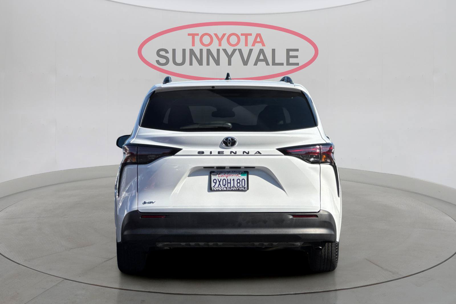 Used 2026 Toyota Sienna LE FWD image 8