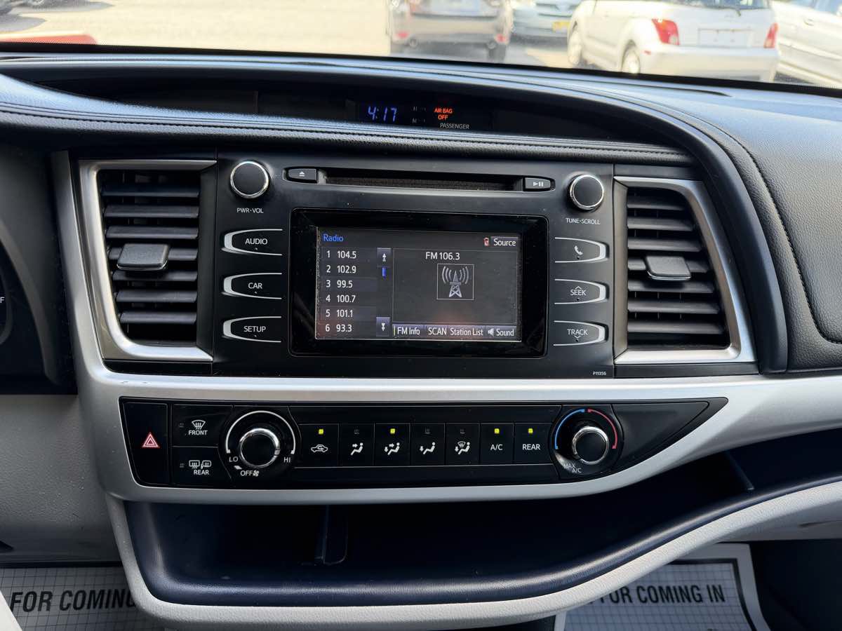 Used 2017 Toyota Highlander LE AWD/4WD image 17