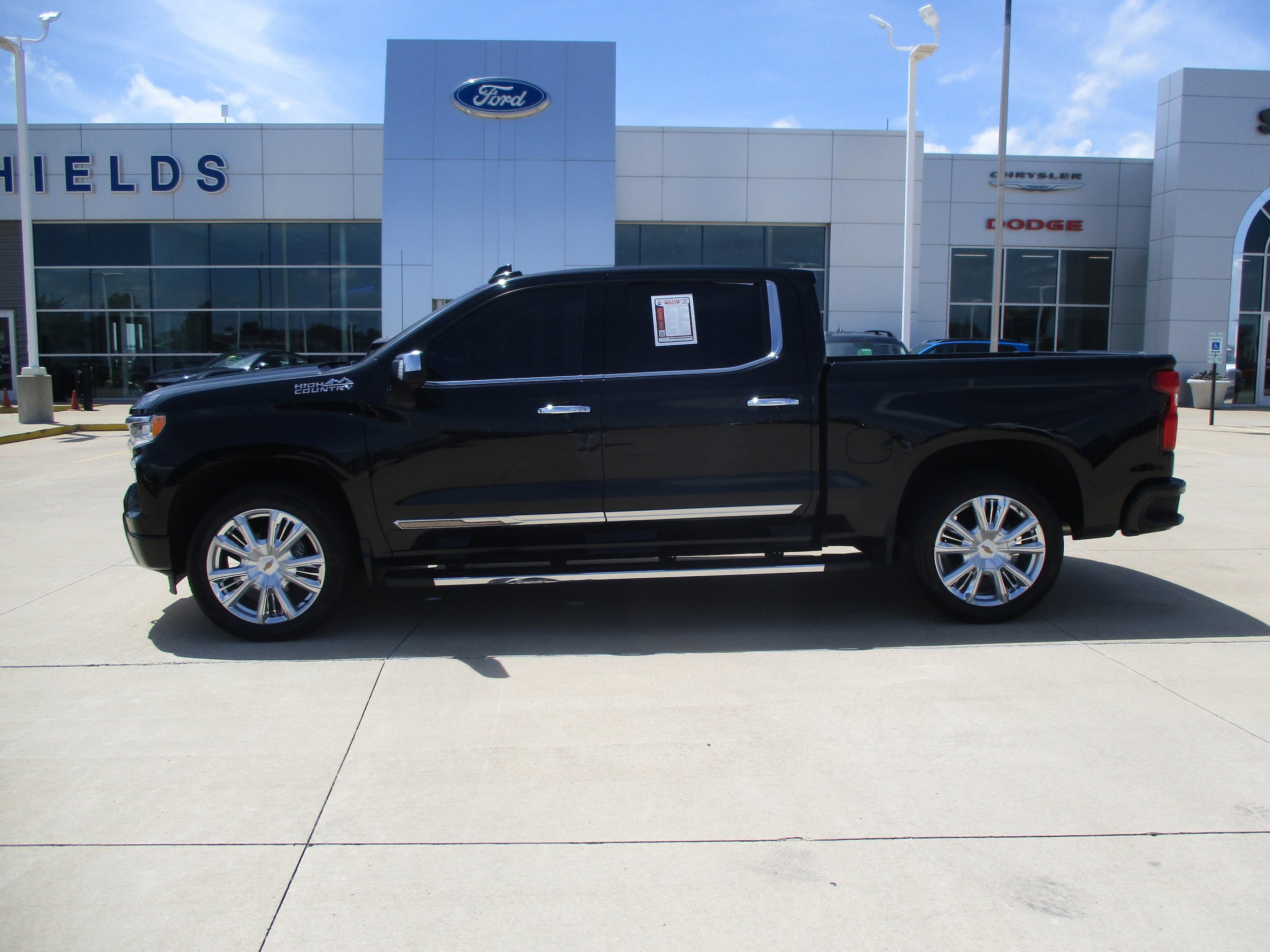 Used 2022 Chevrolet Silverado 1500 High Country w/ High Country Premium Package AWD/4WD image 3