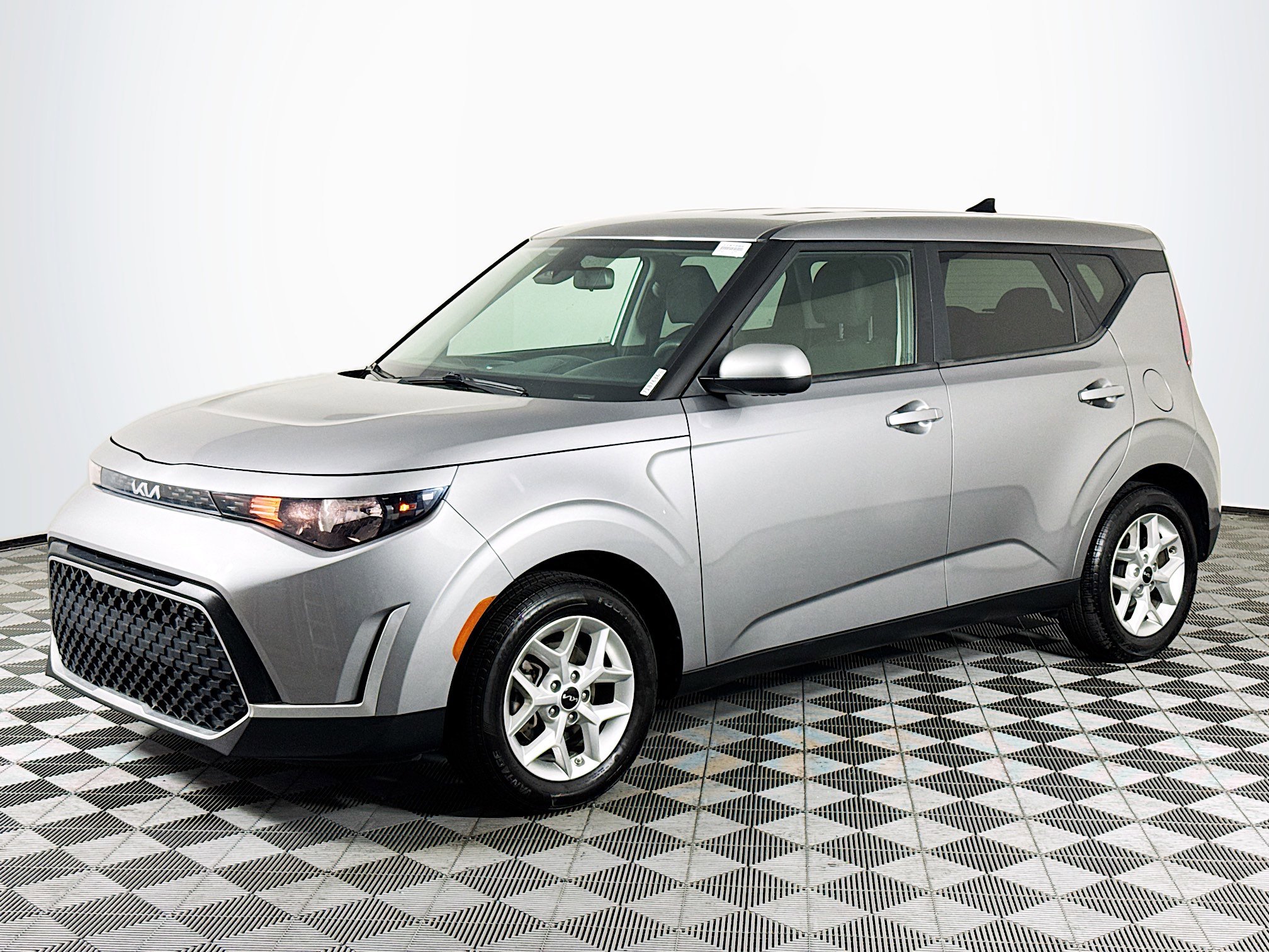 Used 2023 Kia Soul LX w/ LX Technology Package FWD image 4