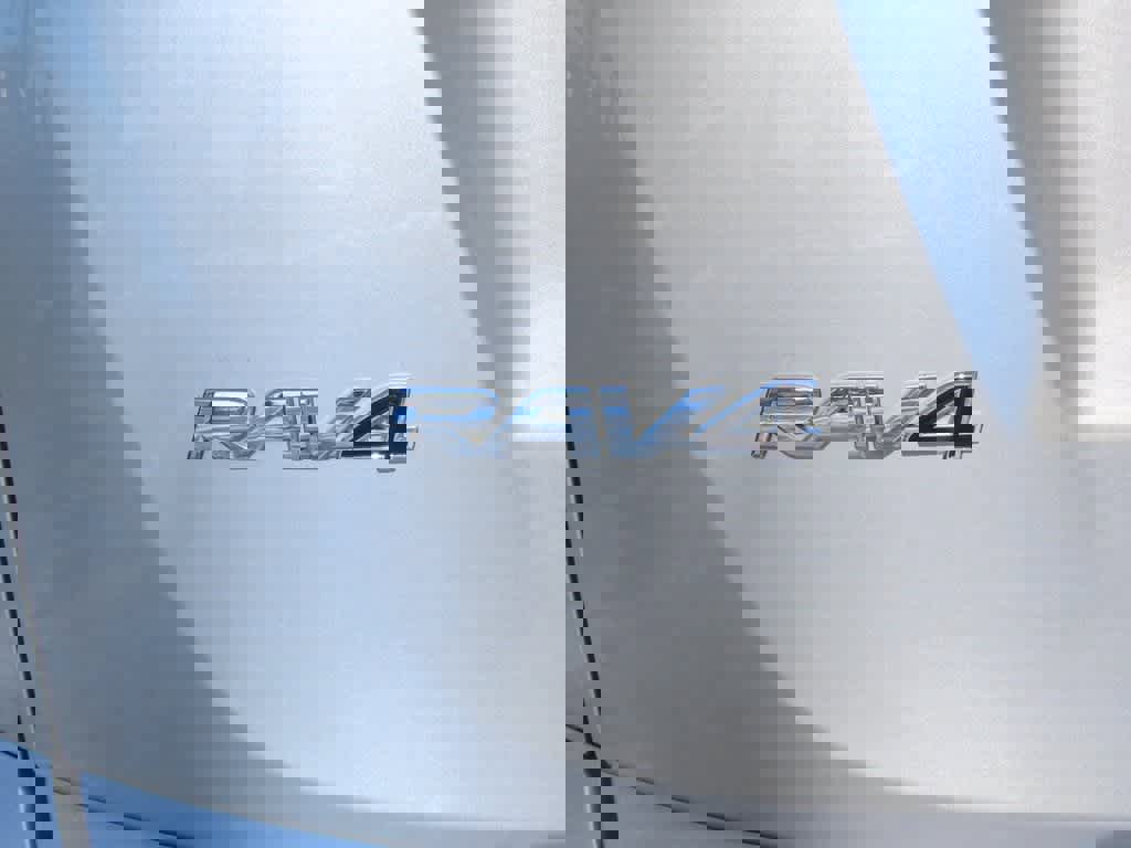 Used 2018 Toyota RAV4 LE image 7