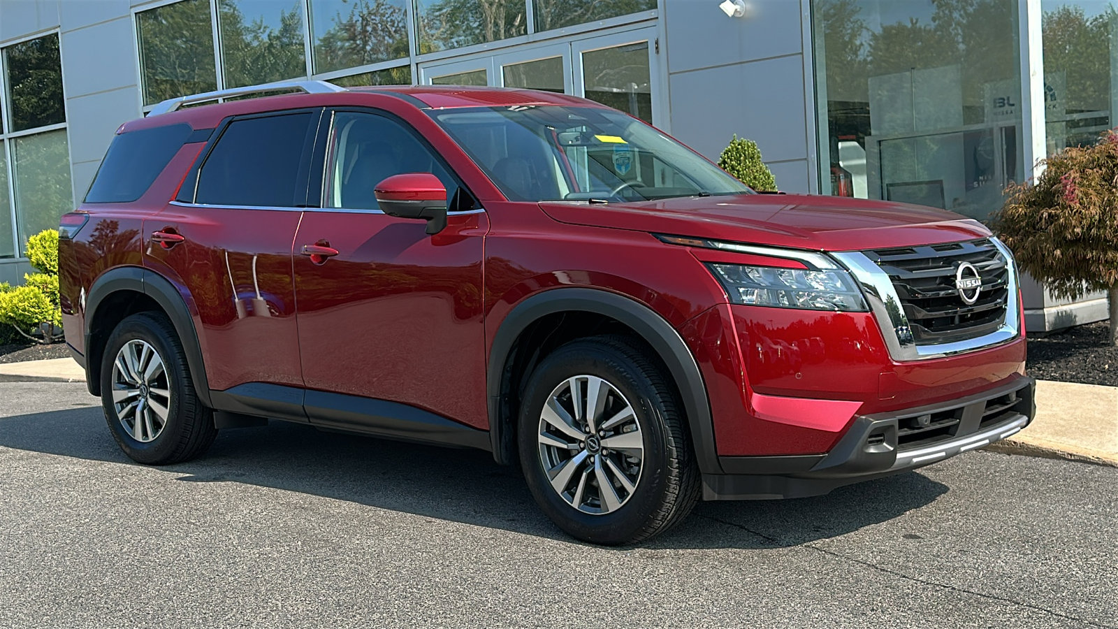 Certified 2025 Nissan Pathfinder SL image 2