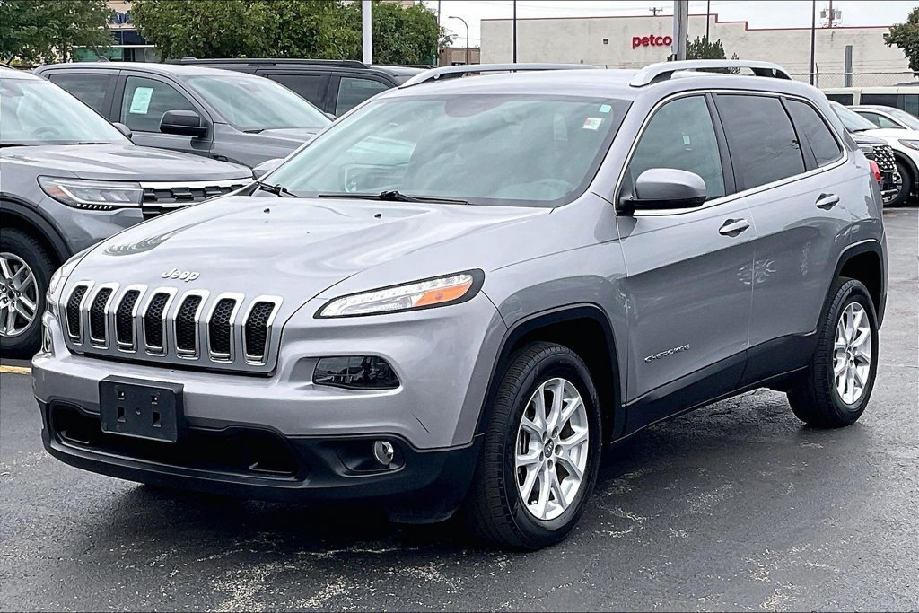 Used 2017 Jeep Cherokee Latitude w/ Safety/Convenience Group FWD image 11