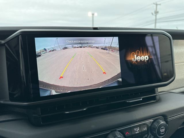 Used 2025 Jeep Wrangler Sahara image 28