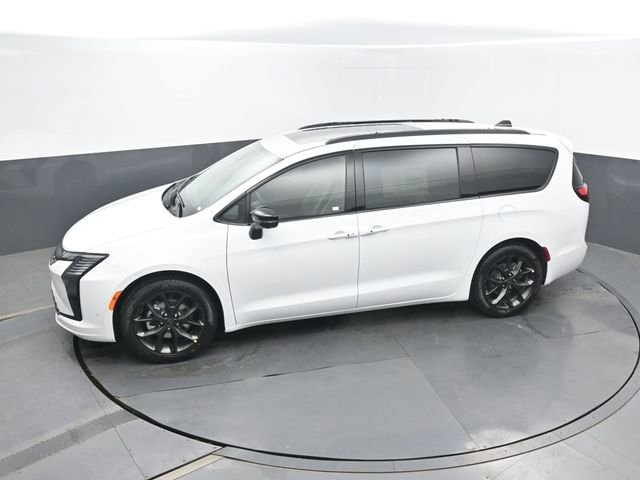 New 2027 Chrysler Pacifica Limited FWD image 45