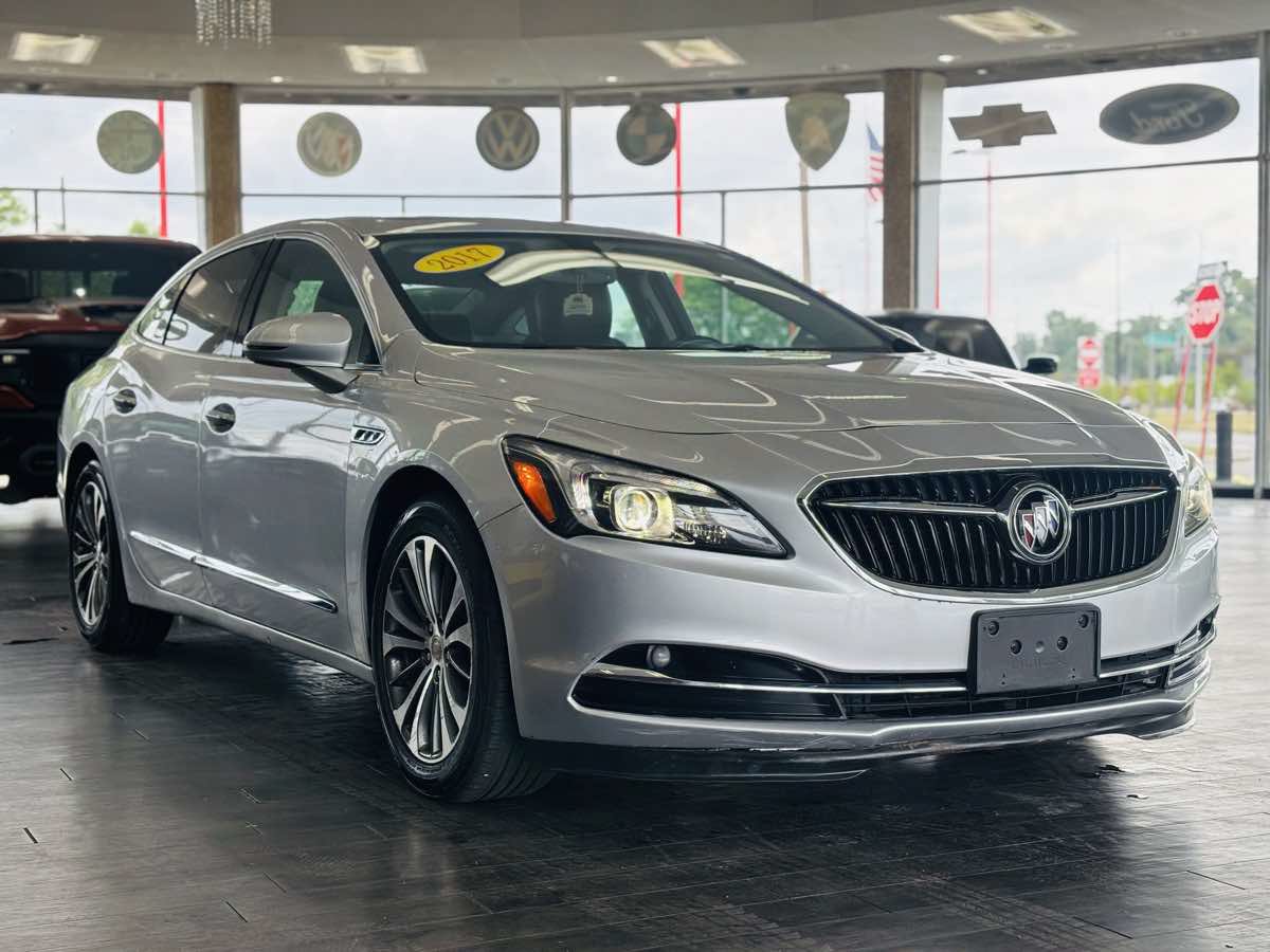 Used 2017 Buick LaCrosse Essence w/ Sun and Shade Package FWD image 4