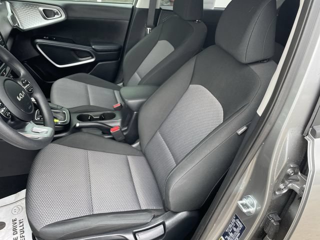 Used 2025 Kia Soul LX w/ LX Technology Package FWD image 17