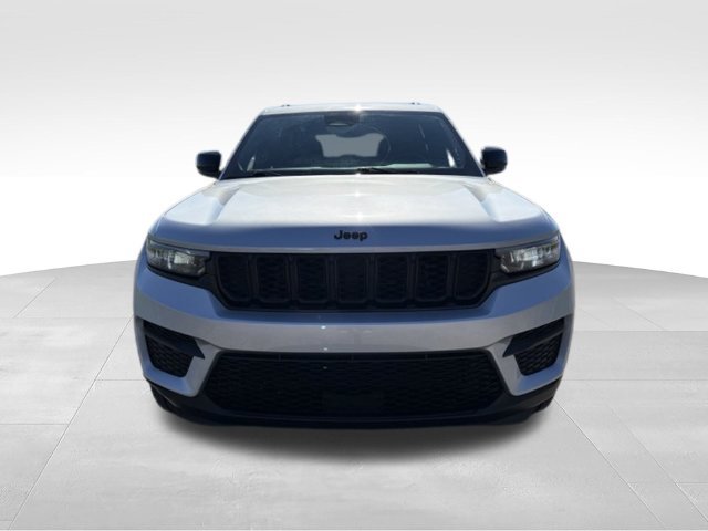 Used 2024 Jeep Grand Cherokee Altitude AWD/4WD image 9