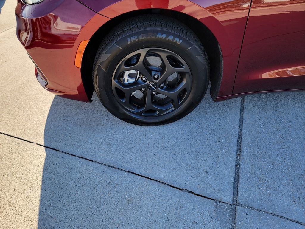 Used 2022 Chrysler Pacifica Touring-L w/ S Appearance Package image 9