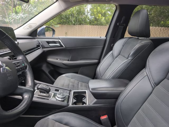 Used 2024 Mitsubishi Outlander SE FWD image 2