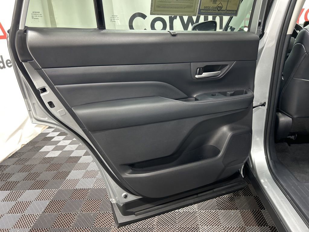 Used 2025 Toyota Grand Highlander AWD image 17