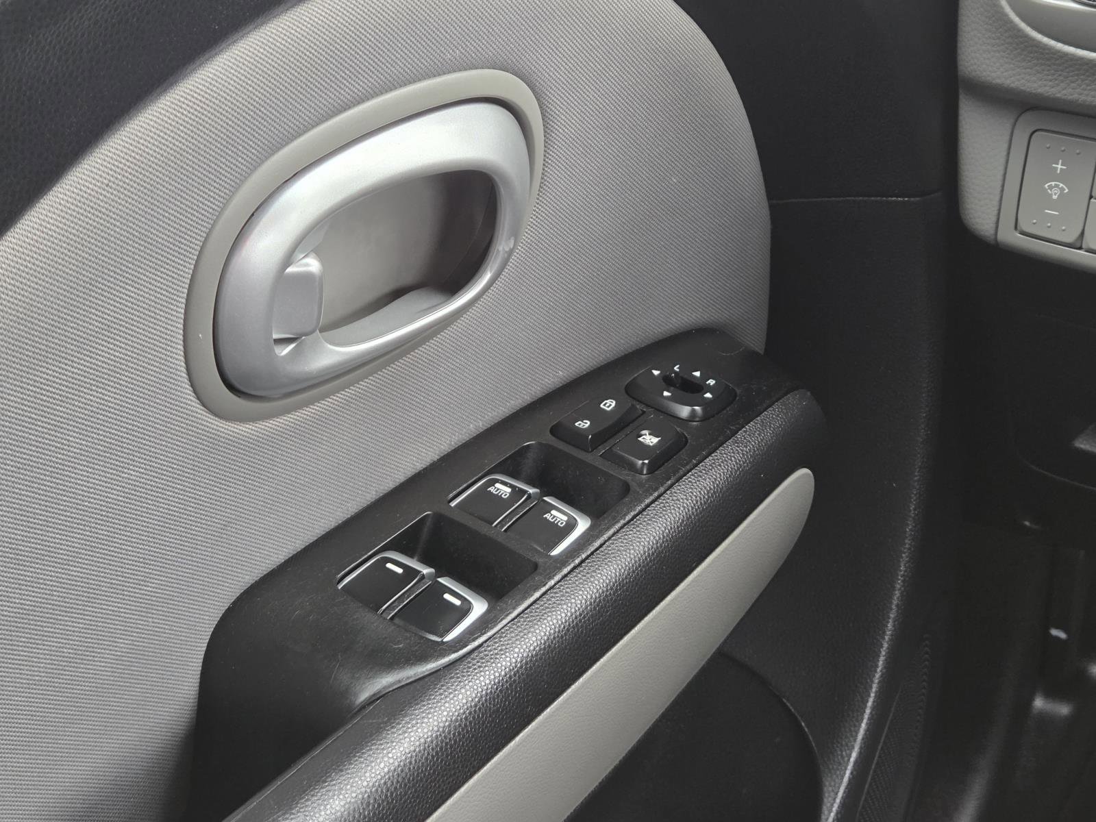 Used 2017 Kia Soul + image 16