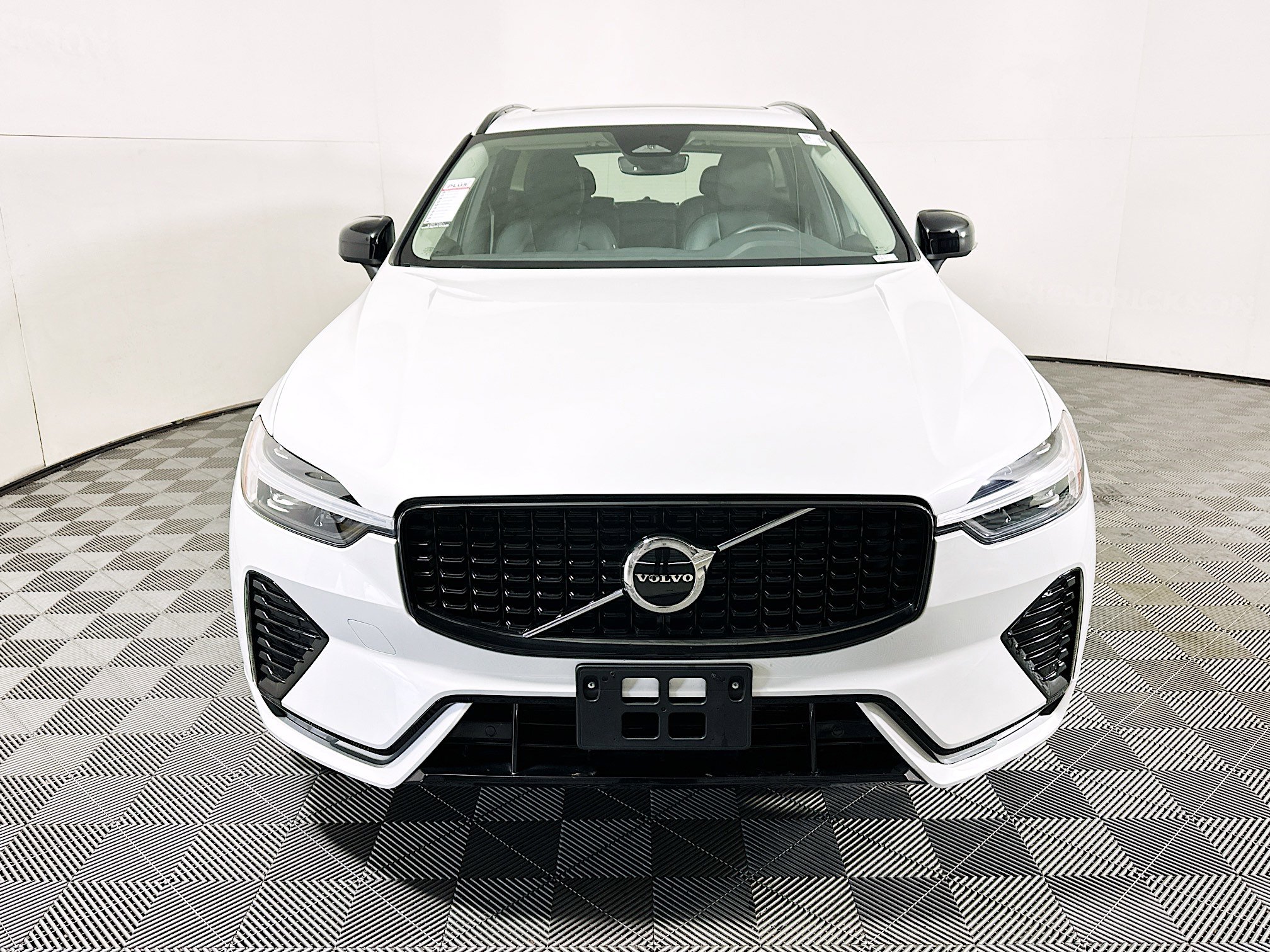 Used 2025 Volvo XC60 B5 Core image 8
