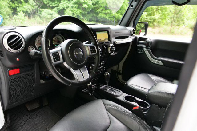 Used 2016 Jeep Wrangler Unlimited Rubicon AWD/4WD image 2