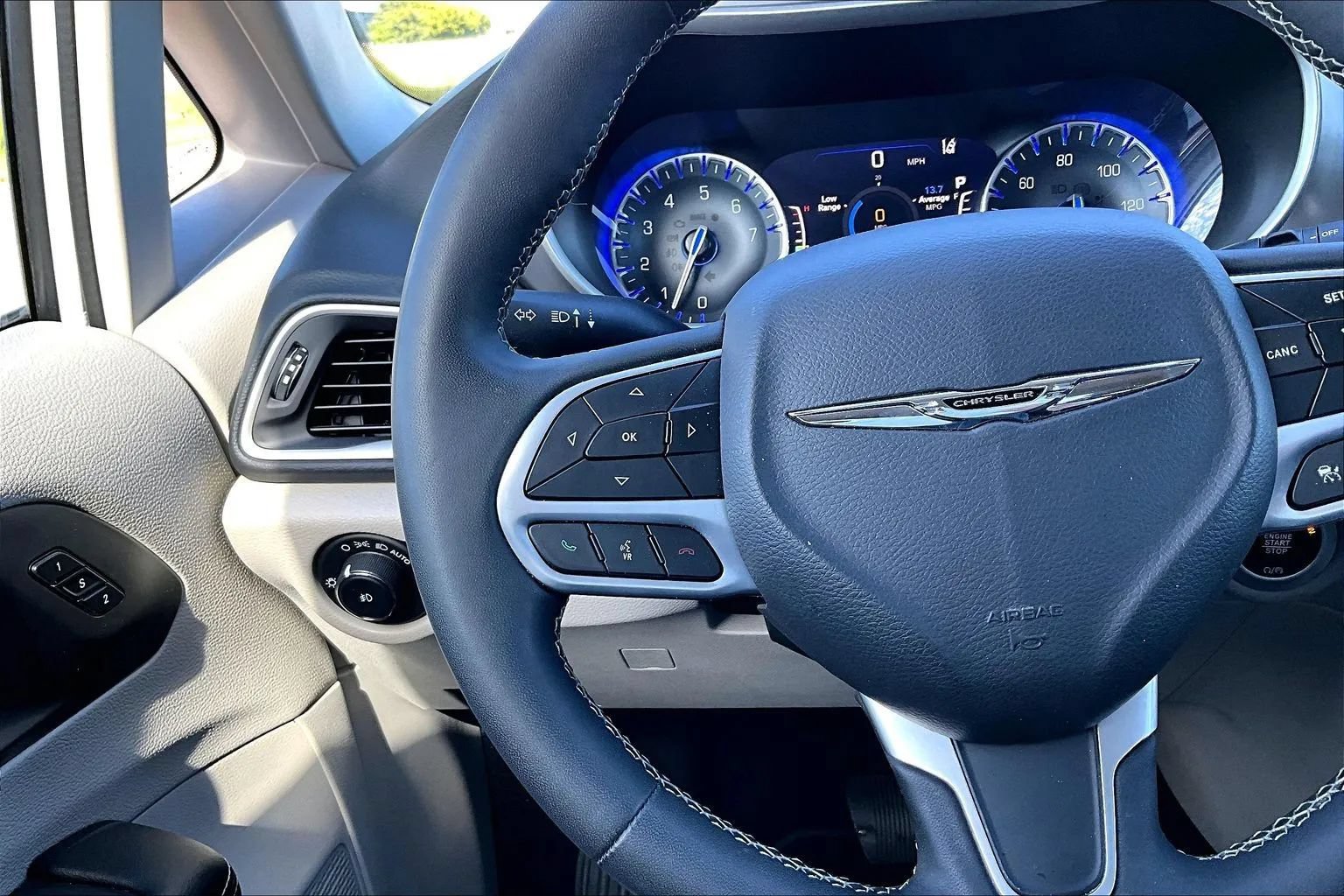 Used 2023 Chrysler Pacifica Touring-L FWD image 10