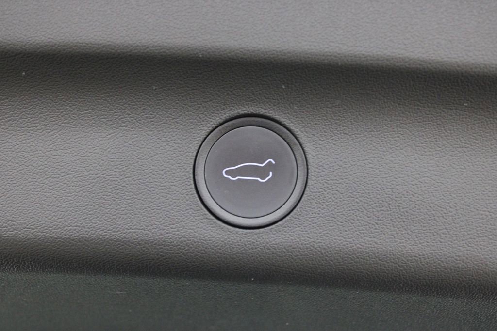 Used 2022 Tesla Model Y Long Range image 18