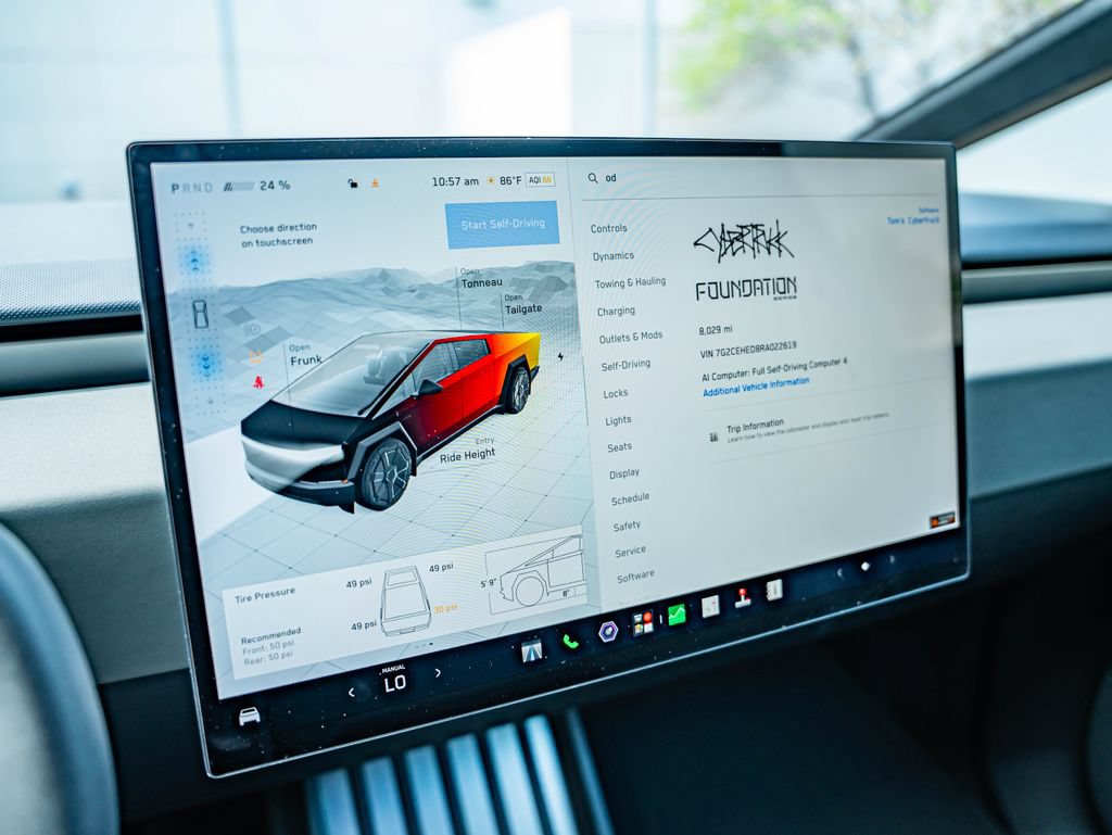 Used 2024 Tesla Cybertruck AWD Crew Cab image 23