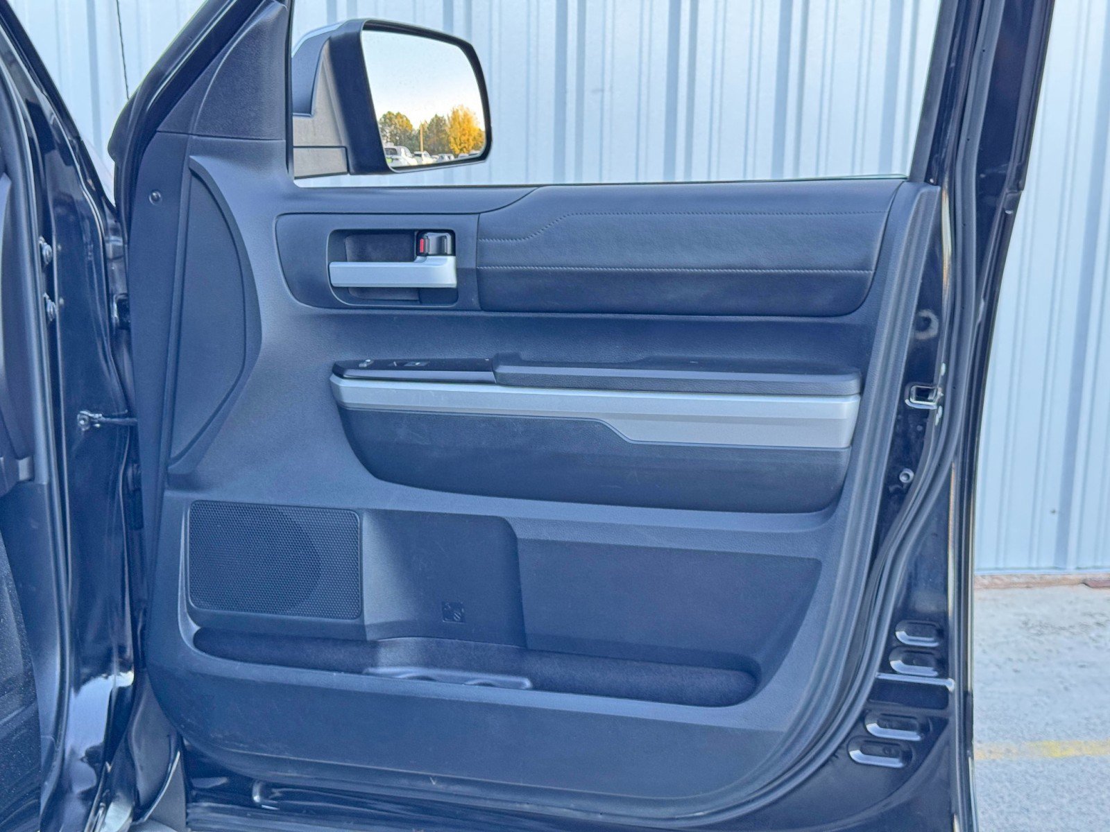 Used 2015 Toyota Tundra Limited w/ Limited Premium Package image 39