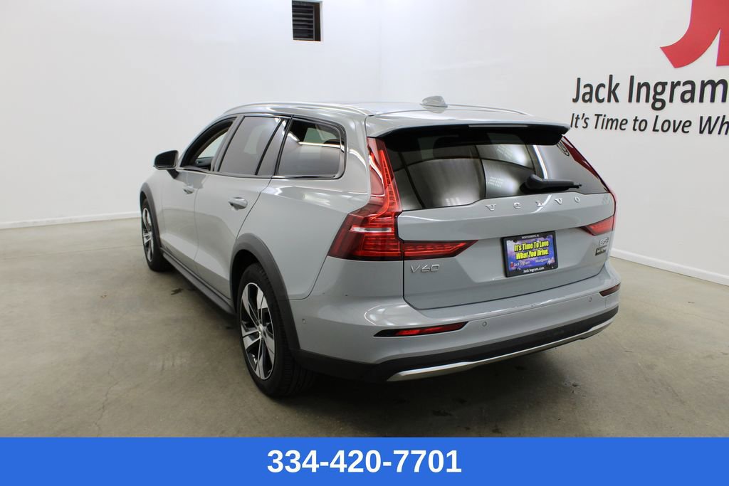Used 2025 Volvo V60 B5 Cross Country Plus image 2