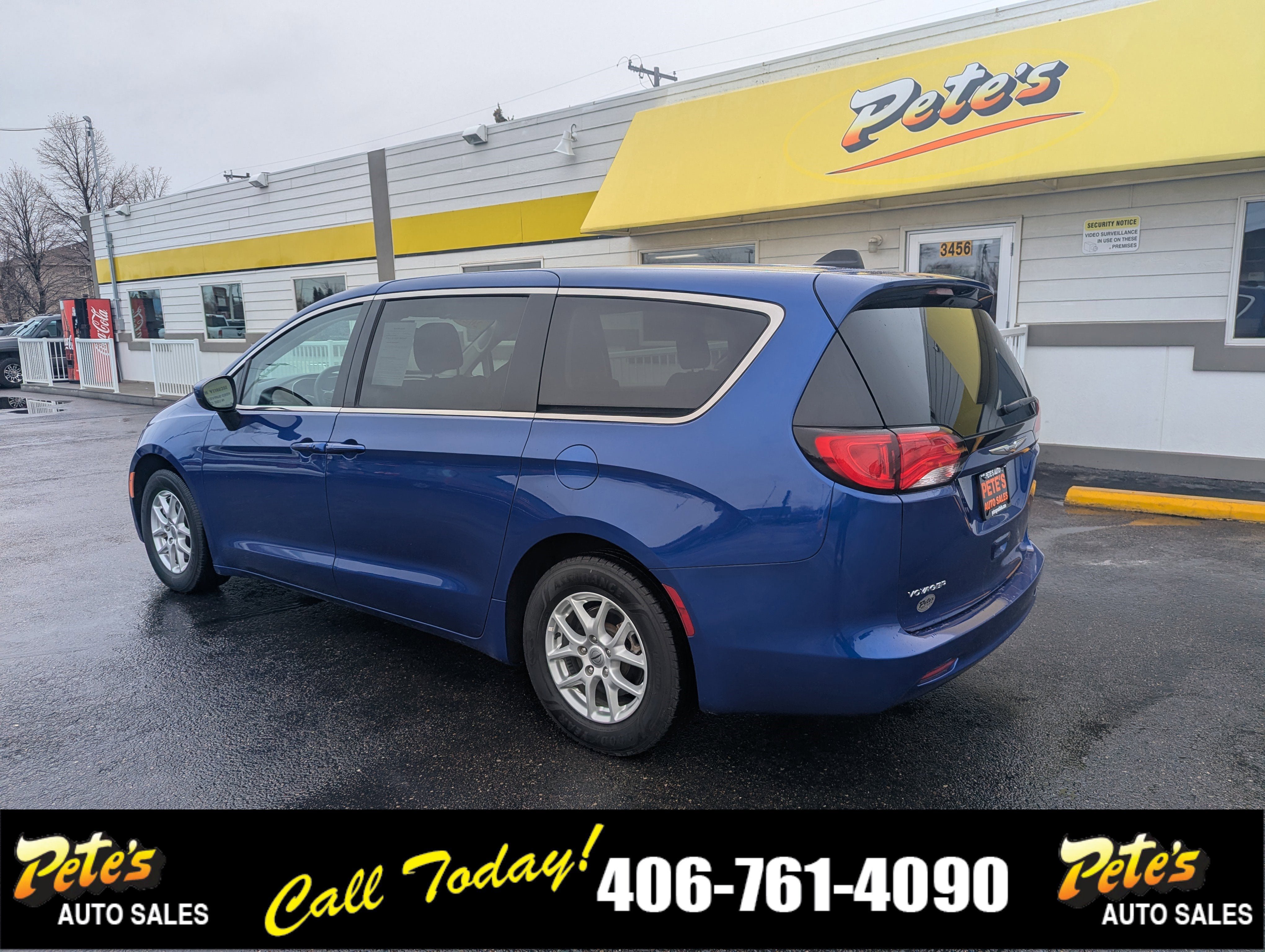 Used 2021 Chrysler Voyager LX image 2