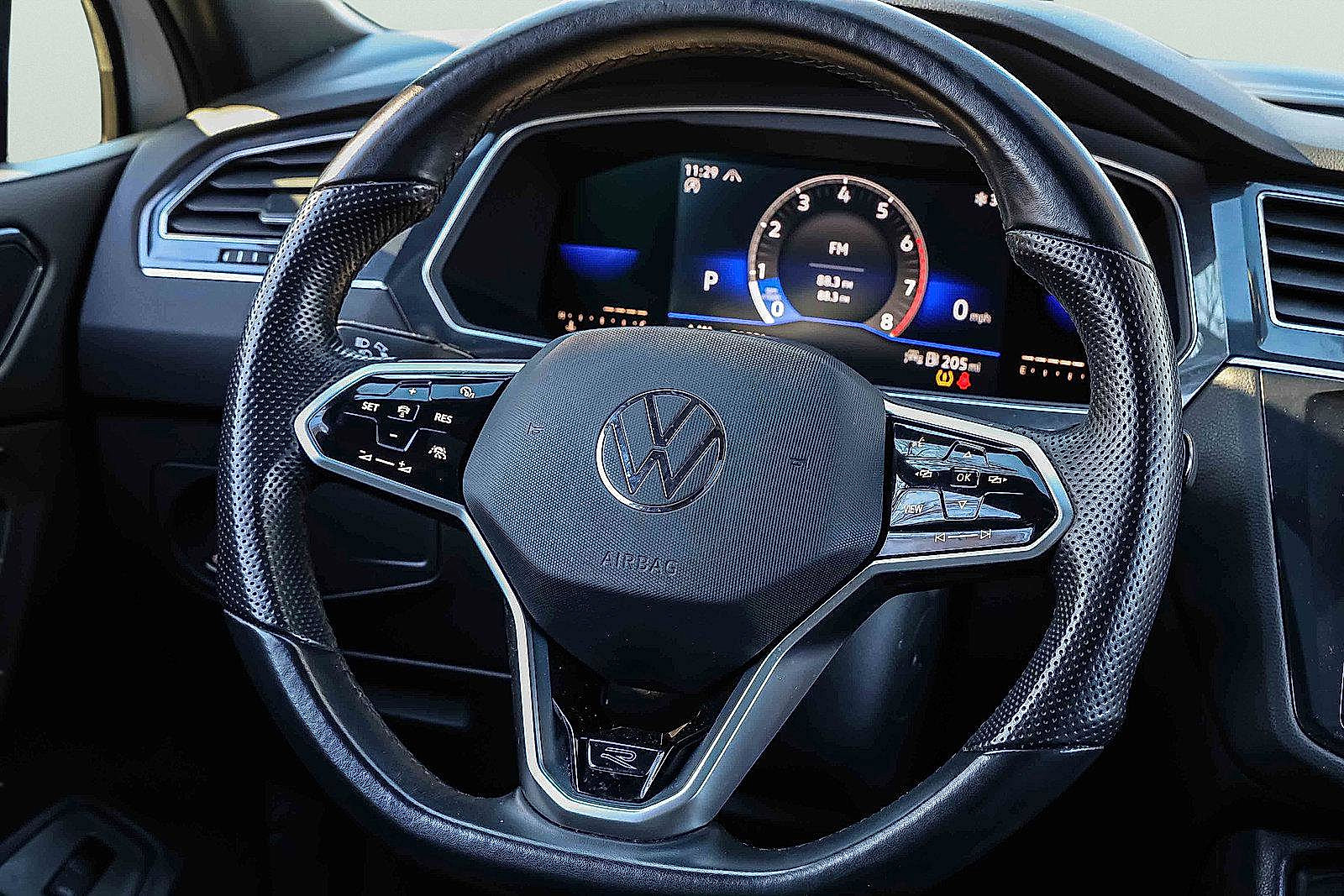 Used 2022 Volkswagen Tiguan SE R-Line image 10