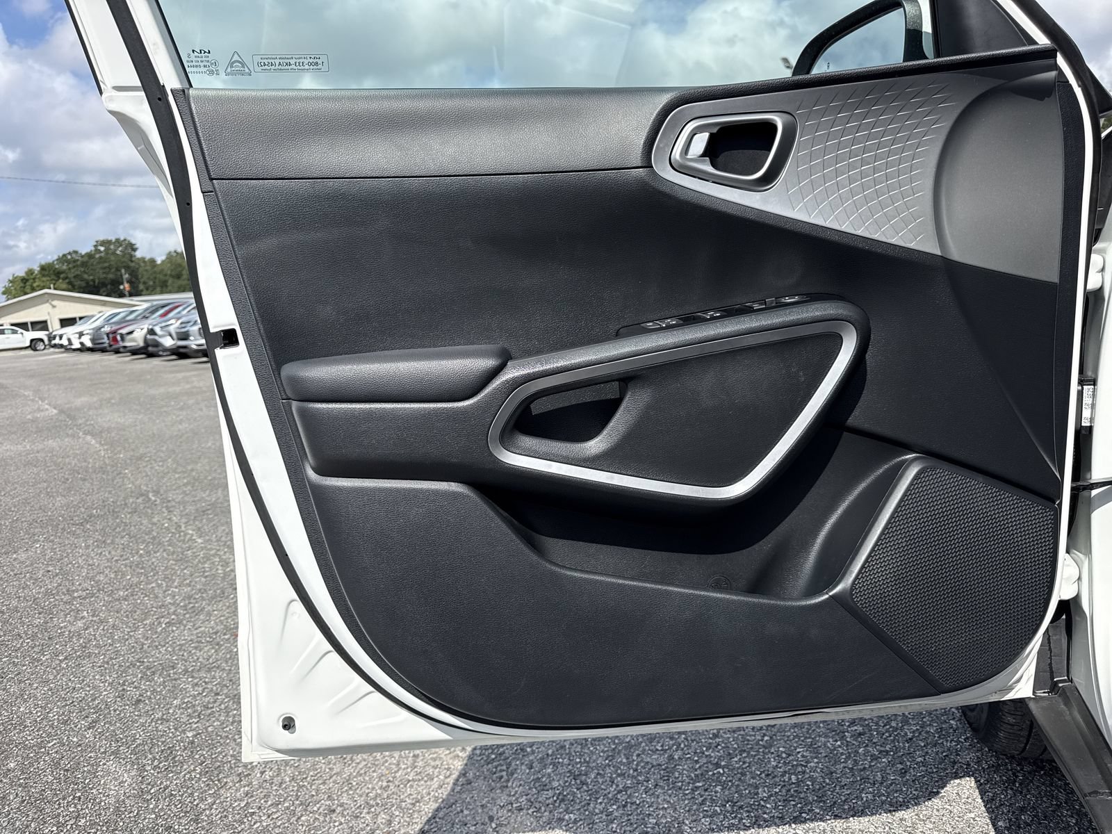 Used 2025 Kia Soul LX w/ LX Technology Package FWD image 12