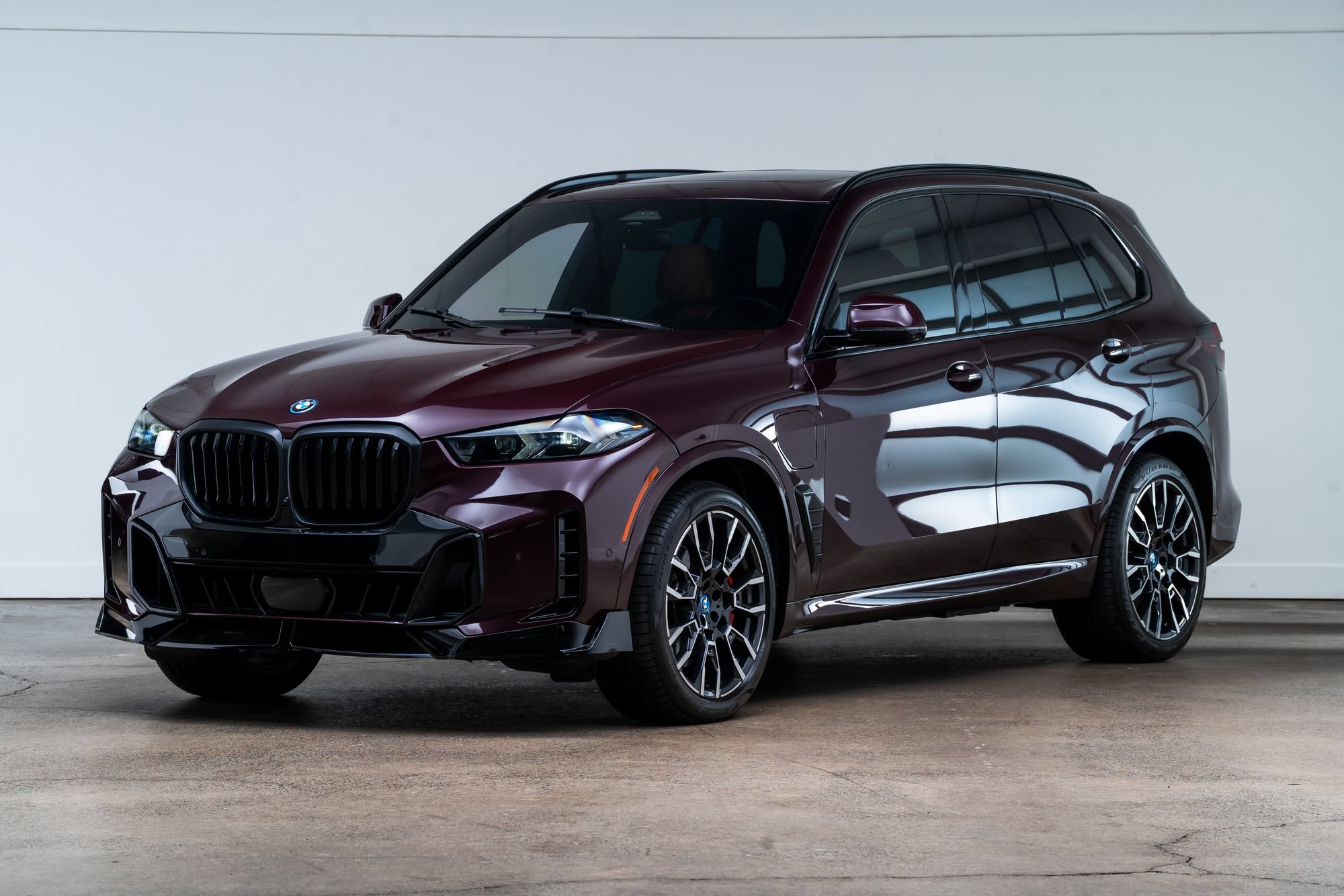 Used 2025 BMW X5 xDrive50e w/ Executive Package AWD/4WD image 3