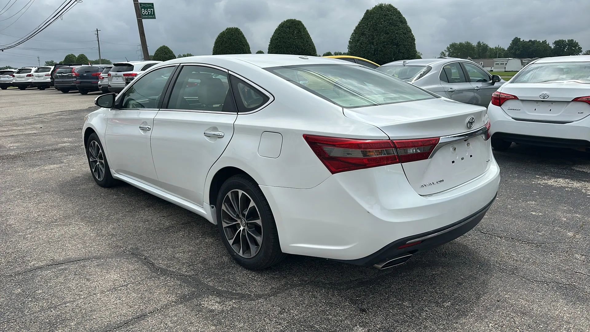 Used 2016 Toyota Avalon XLE FWD image 3