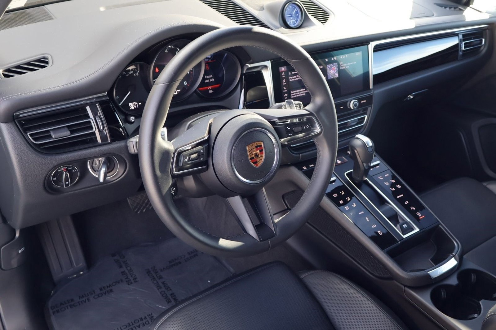 Certified 2025 Porsche Macan image 4