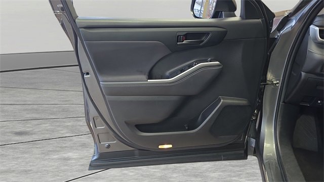 Used 2023 Toyota Highlander L image 25