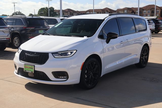 New 2026 Chrysler Pacifica Select w/ S Appearance Package FWD image 3