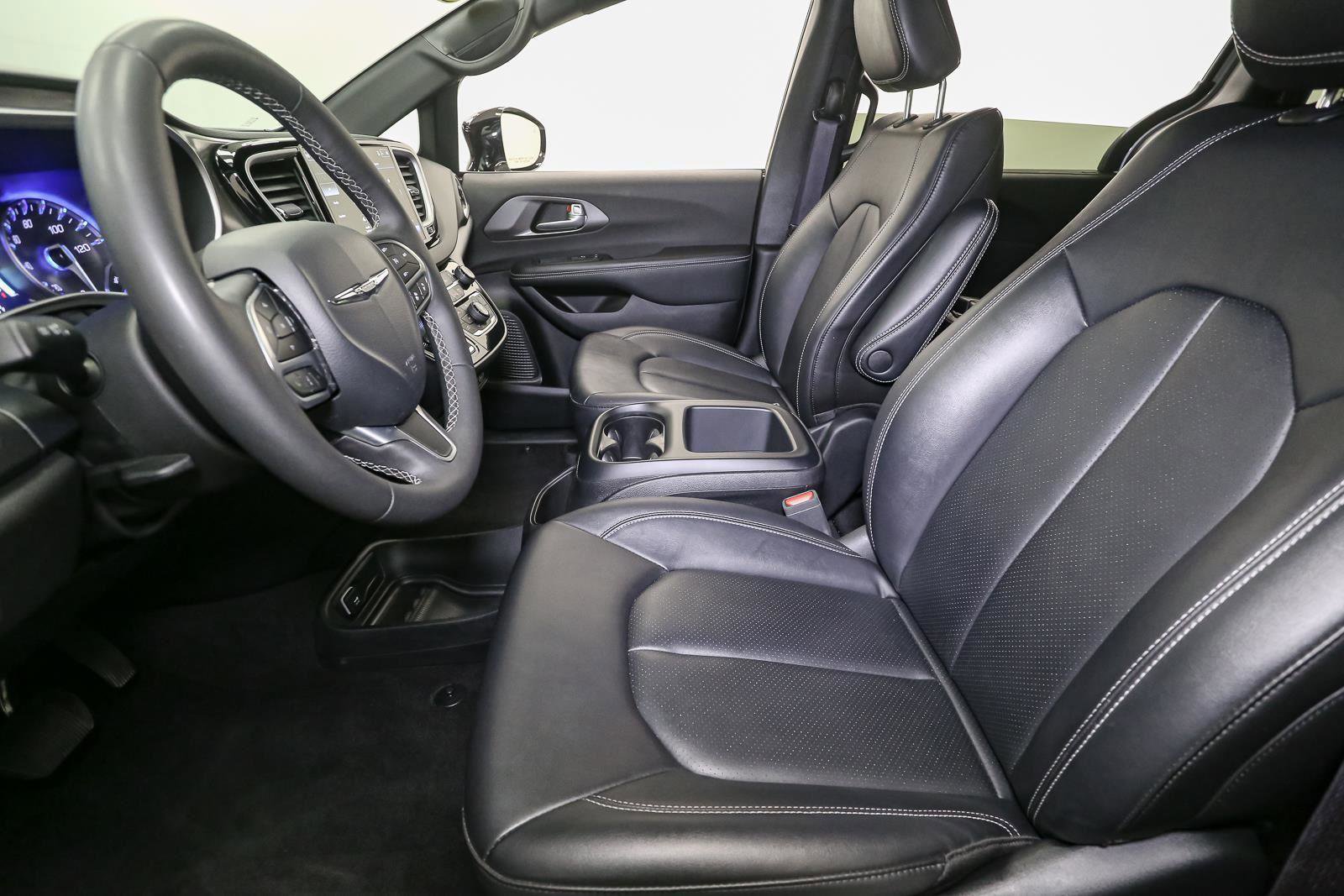 Used 2025 Chrysler Pacifica Select image 45