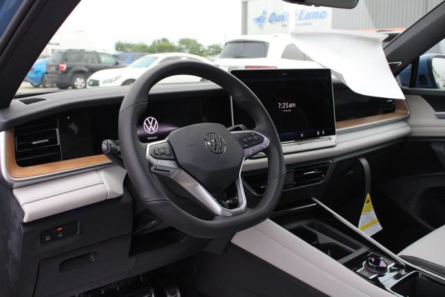 New 2026 Volkswagen Tiguan SEL R-Line AWD/4WD image 2