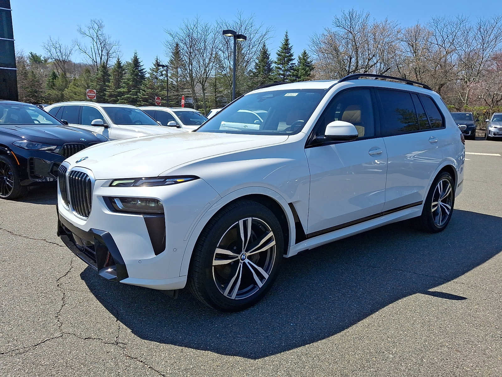 Used 2024 BMW X7 xDrive40i w/ M Sport Package AWD/4WD image 3
