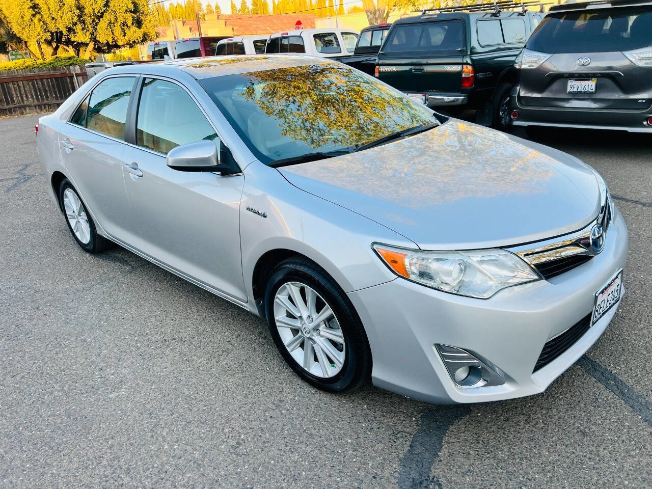 Used 2013 Toyota Camry XLE w/ Leather Pkg image 2
