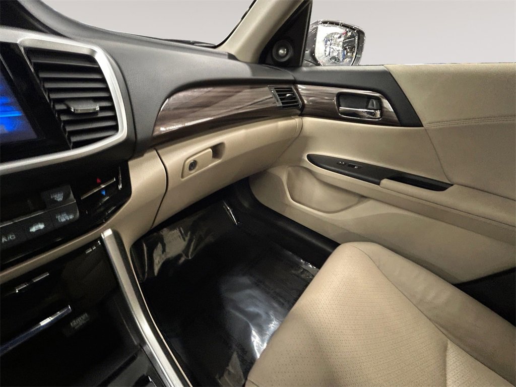 Used 2017 Honda Accord Touring image 15