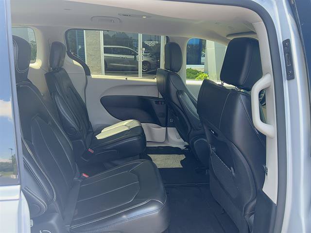 Used 2024 Chrysler Pacifica Touring-L FWD image 16