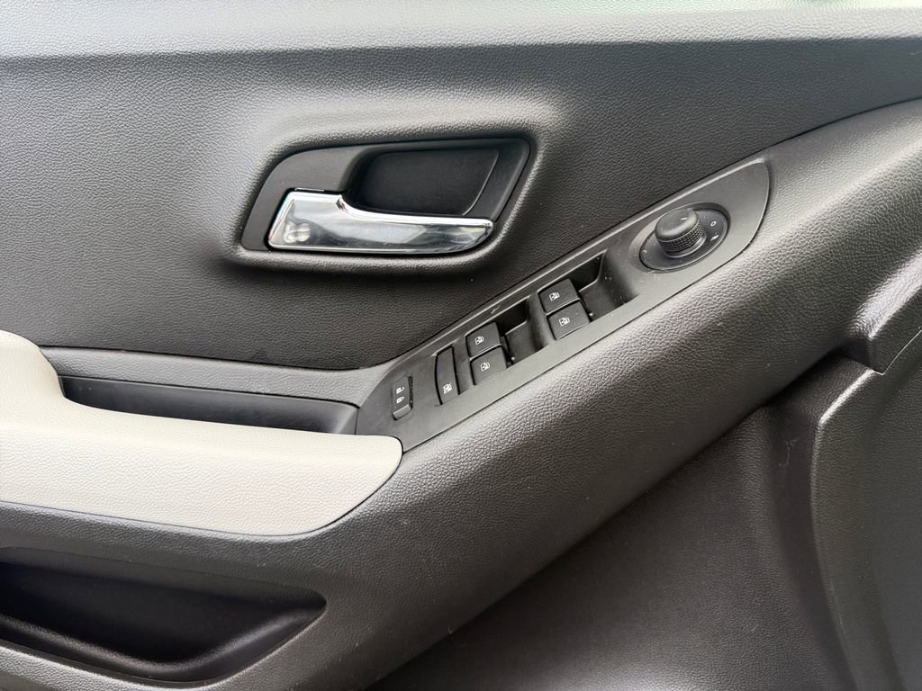 Used 2022 Chevrolet Trax LS w/ Tint and Cruise Package image 20