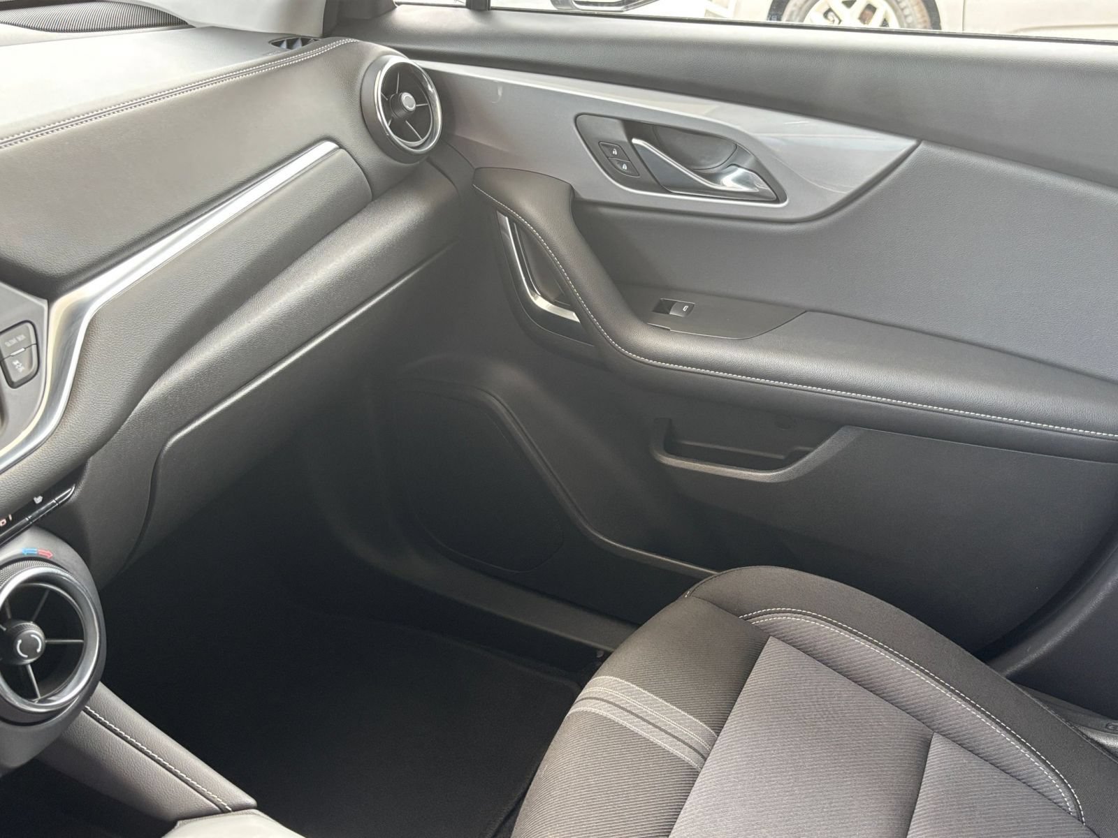 Used 2025 Chevrolet Blazer LT FWD image 36