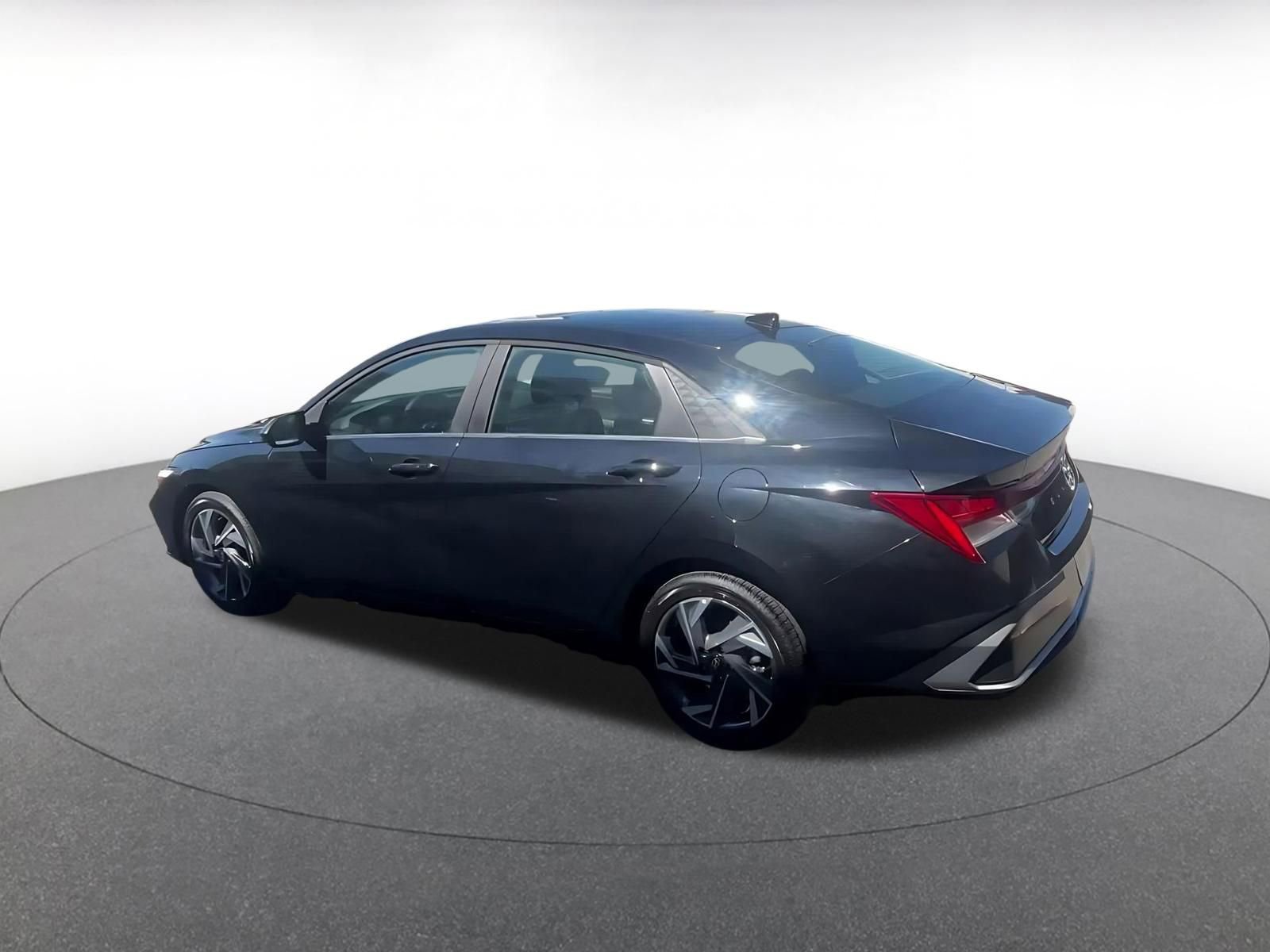 Used 2025 Hyundai Elantra SEL image 12