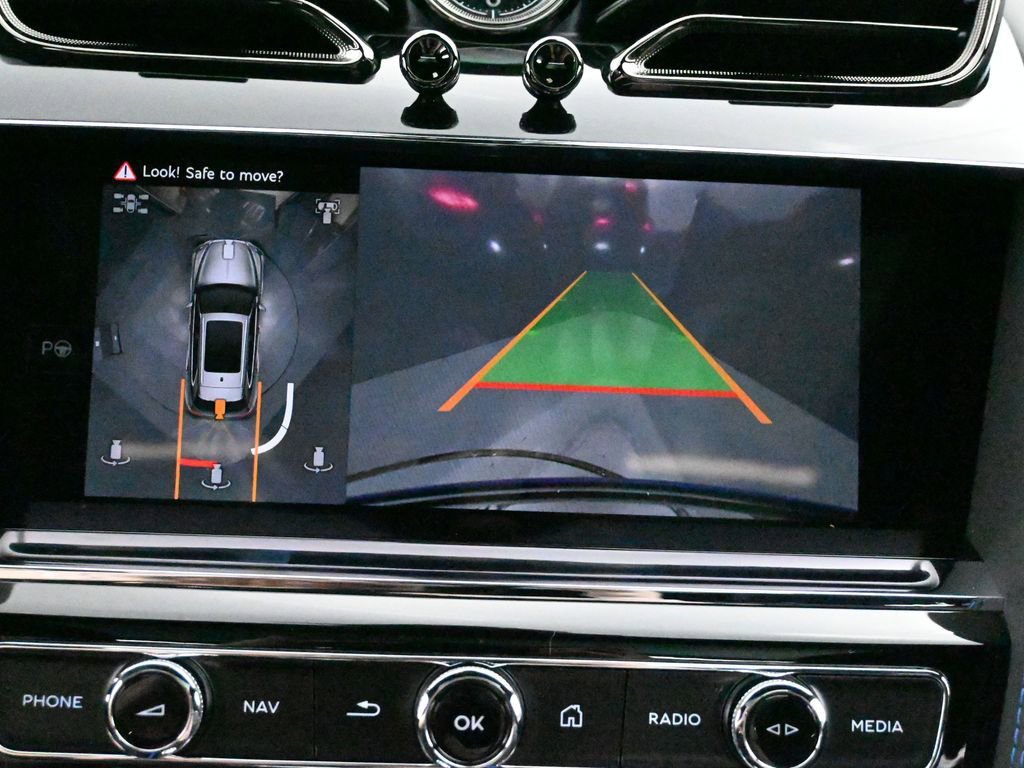 Used 2025 Bentley Bentayga image 57
