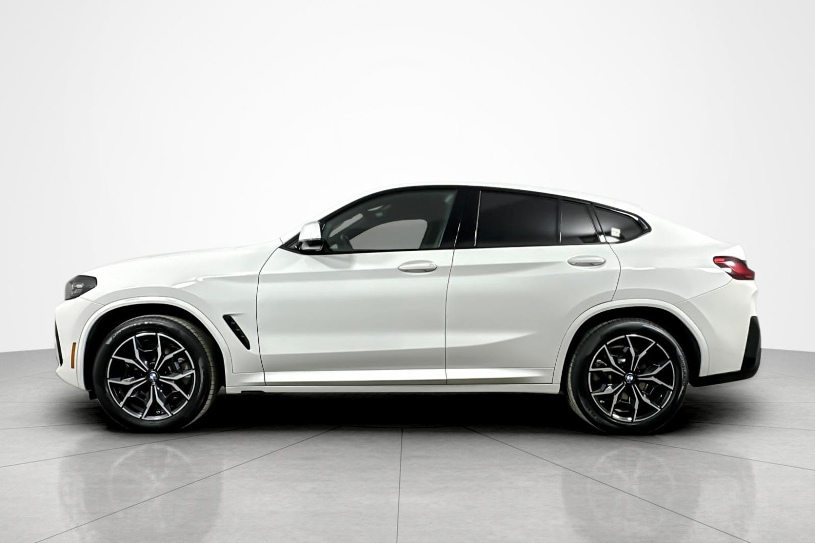 Used 2023 BMW X4 xDrive30i w/ M Sport Package AWD/4WD image 2