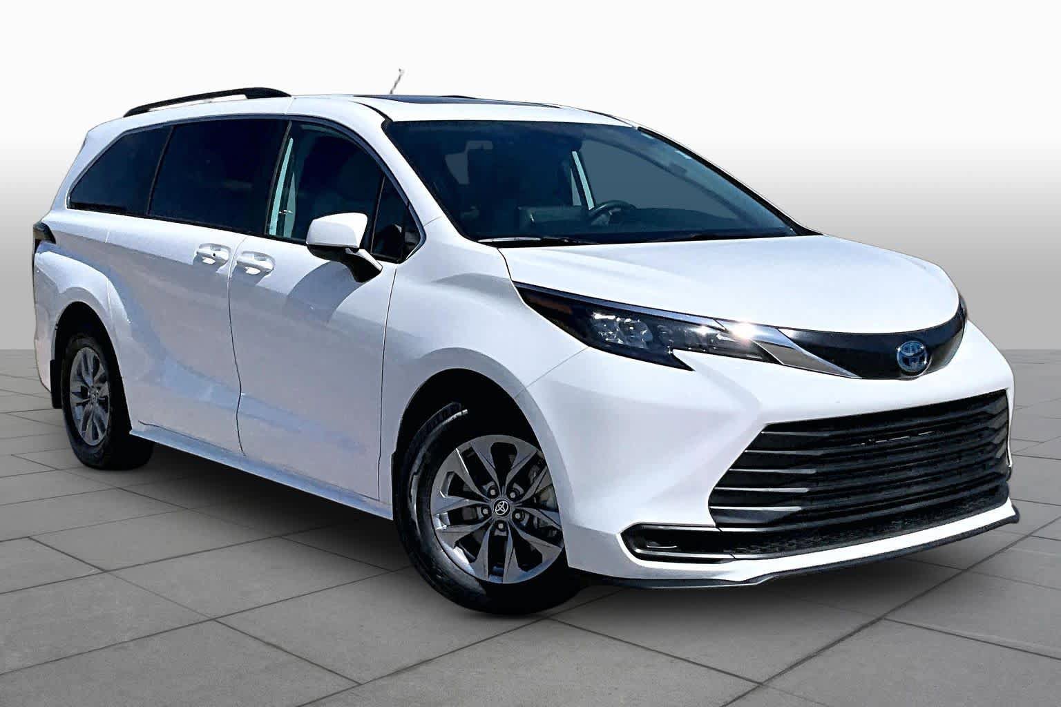 Used 2024 Toyota Sienna LE w/ LE Plus Package FWD image 3