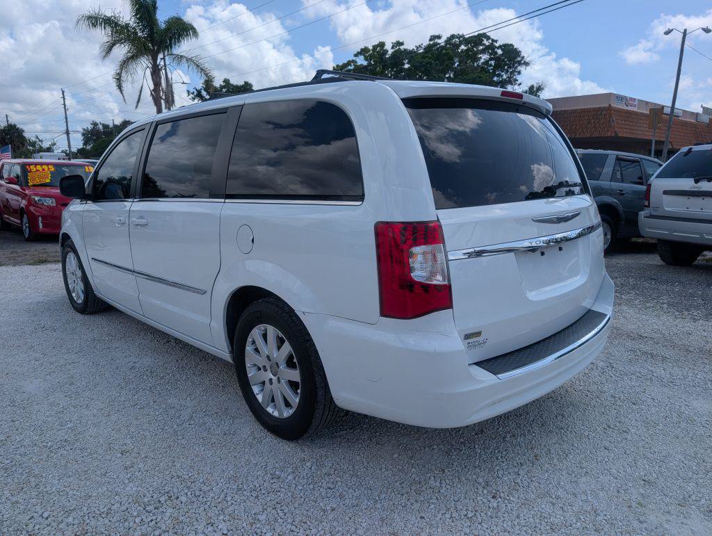 Used 2014 Chrysler Town & Country Touring FWD image 5