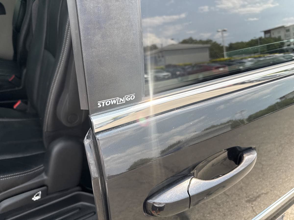 Used 2014 Chrysler Town & Country Touring FWD image 14
