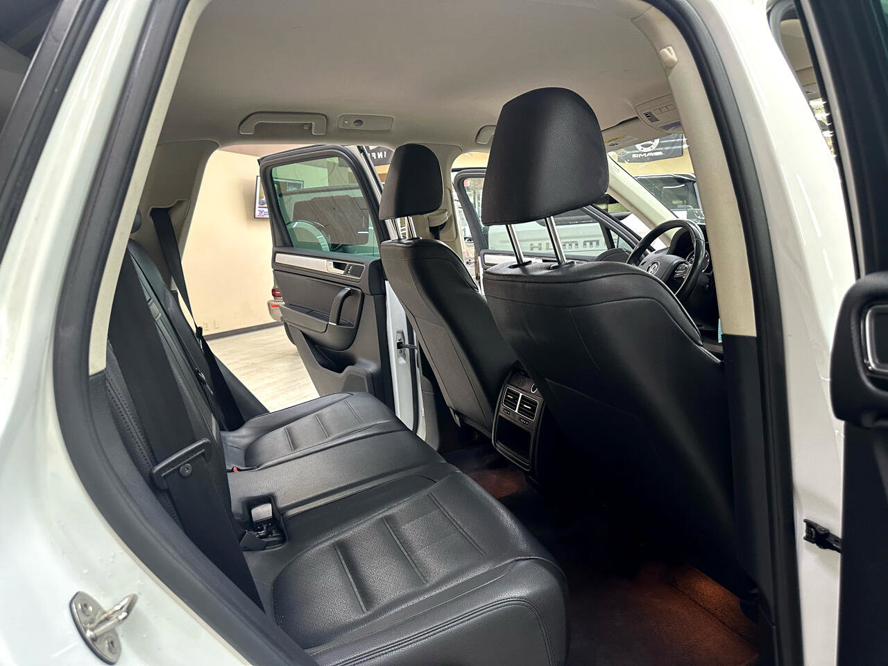 Used 2015 Volkswagen Touareg Sport image 34